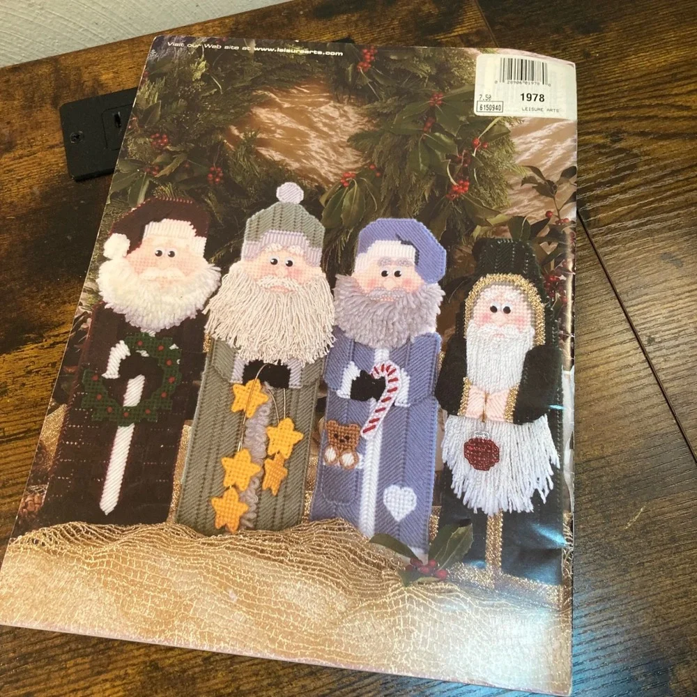 Santa Line-Up Plastic Canvas Pattern Booklet MizFitz 2002 Christmas Leisure Arts